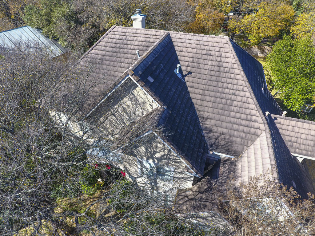 Image of a worn asphalt shingle roof that needs a roof replacement